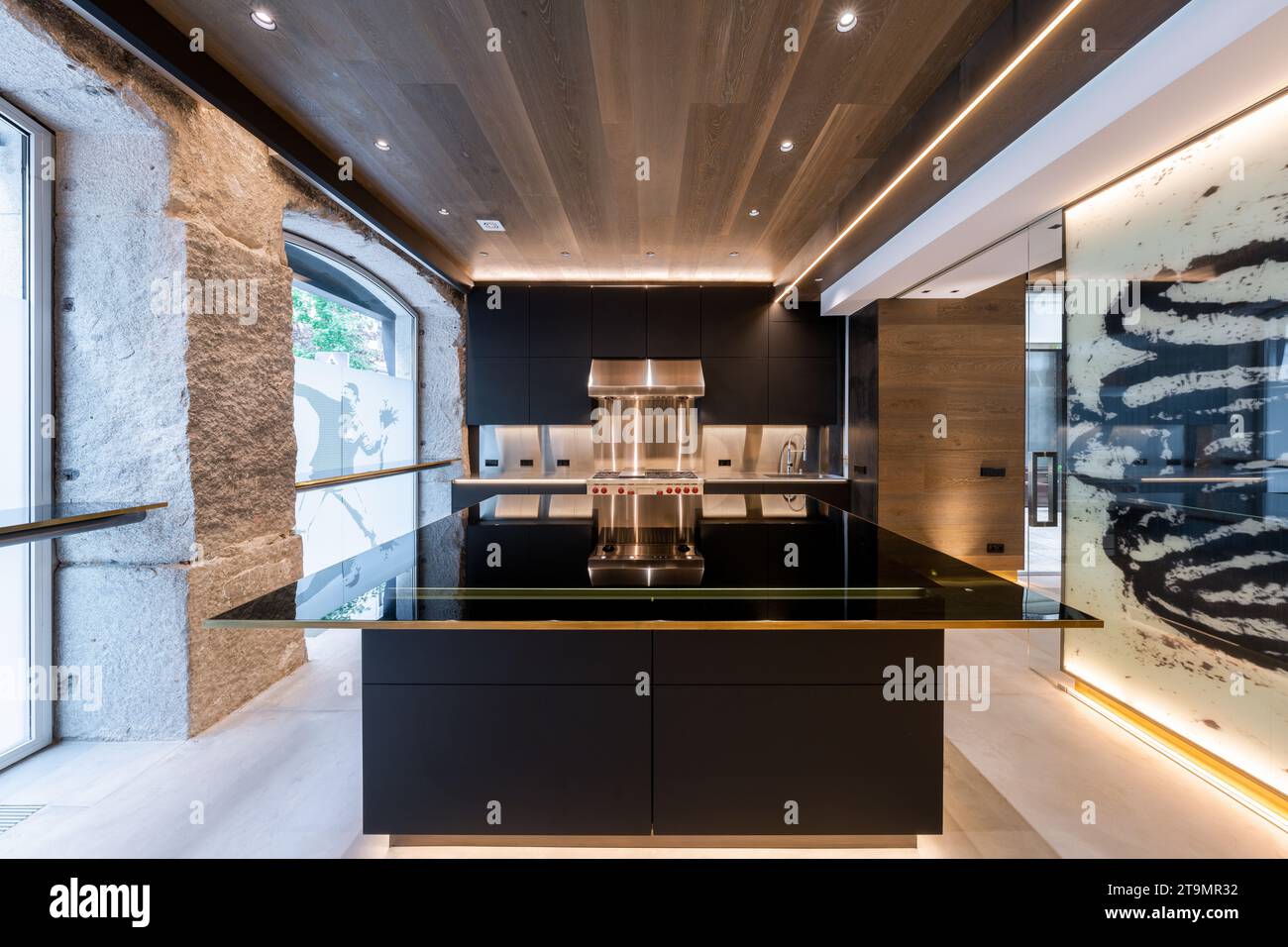 Découvrez le summum de l'élégance et de la sophistication dans ce penthouse de luxe à couper le souffle, situé au cœur de Madrid. Banque D'Images