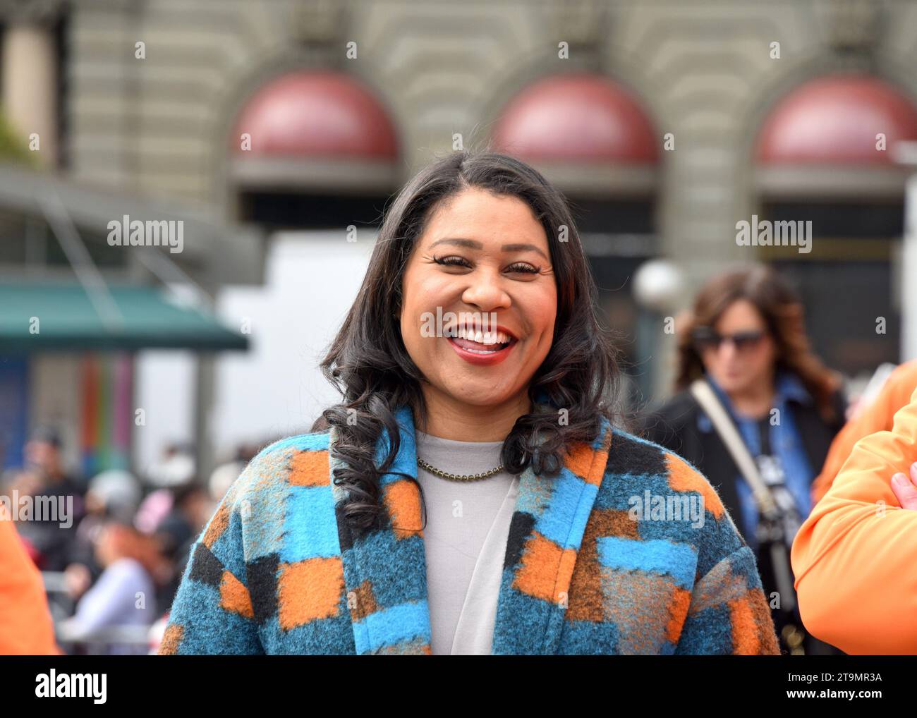 San Francisco, CA - 4 mars 2023 : le maire de Londres se reproduit à Union Square où 80 000 tulipes sont distribuées pour la Journée nationale des femmes. Banque D'Images