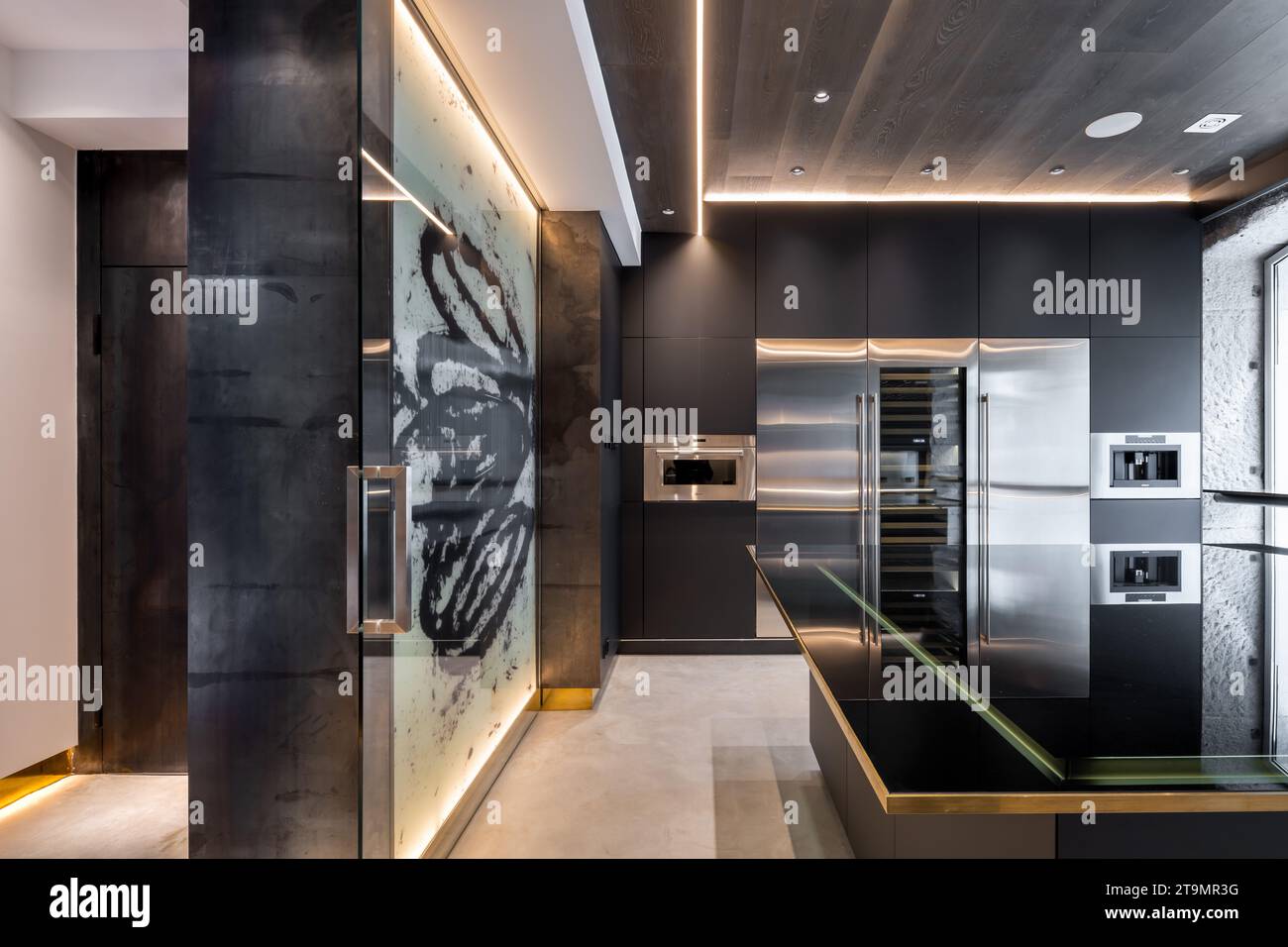 Découvrez le summum de l'élégance et de la sophistication dans ce penthouse de luxe à couper le souffle, situé au cœur de Madrid. Banque D'Images