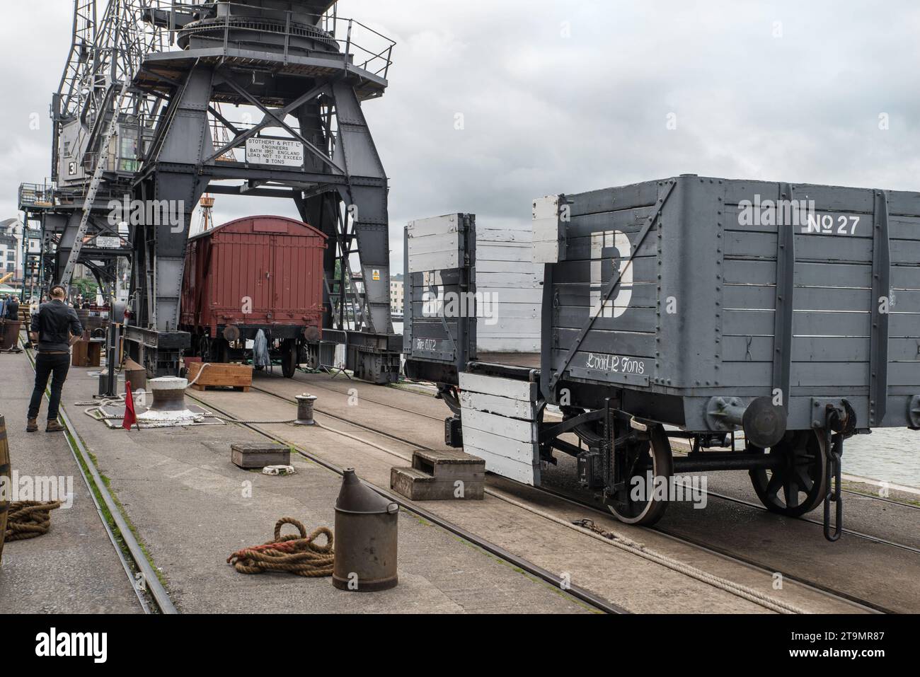 Grues et wagons de marchandises Old Stothert et Pitt Ltd sur les quais de Bristol, Bristol, Gloucestershire, Angleterre, Grande-Bretagne Banque D'Images