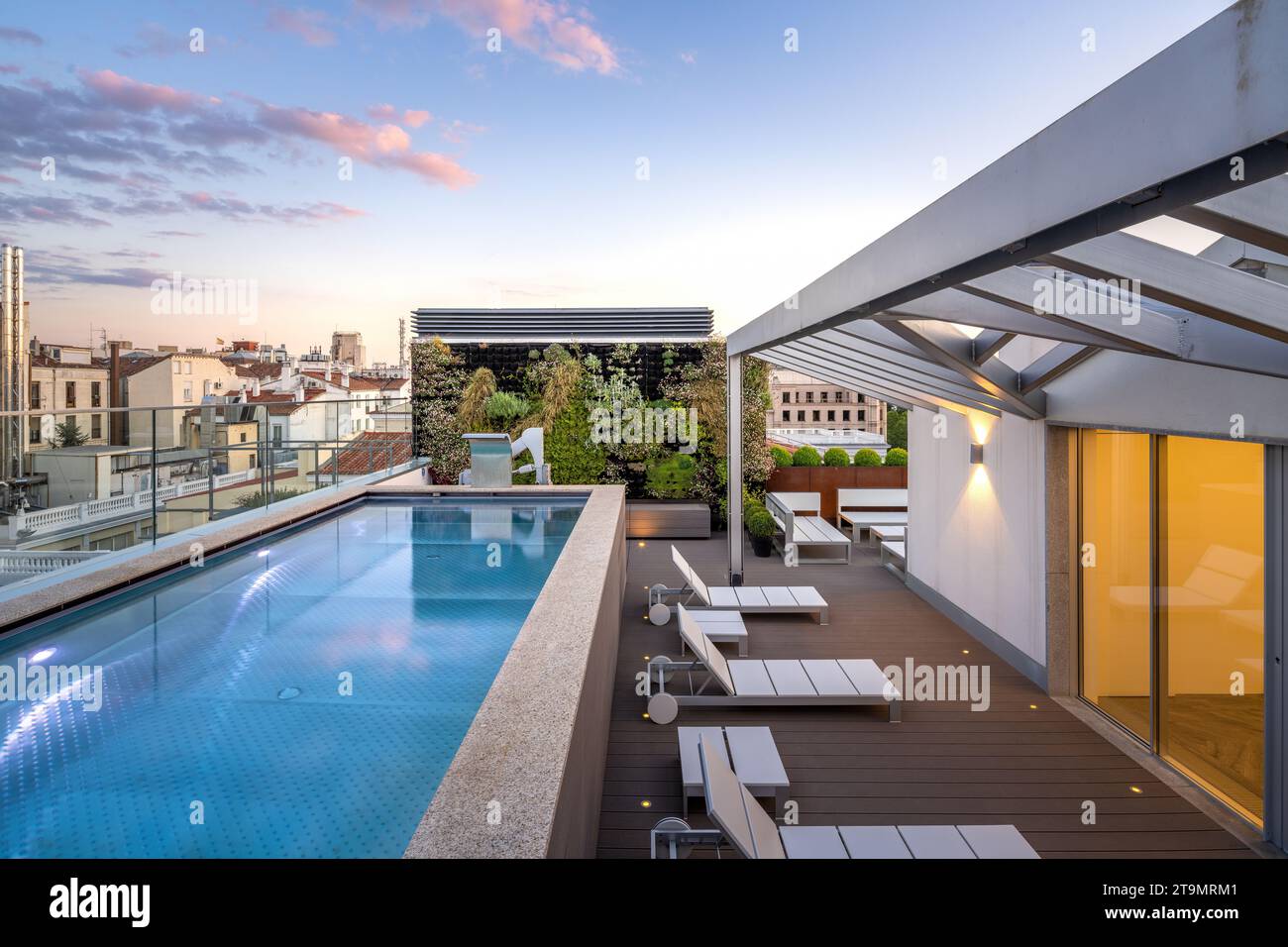 'Penthouse de luxe avec piscine, jardin vertical, intérieur élégant et vue panoramique à Madrid' Banque D'Images