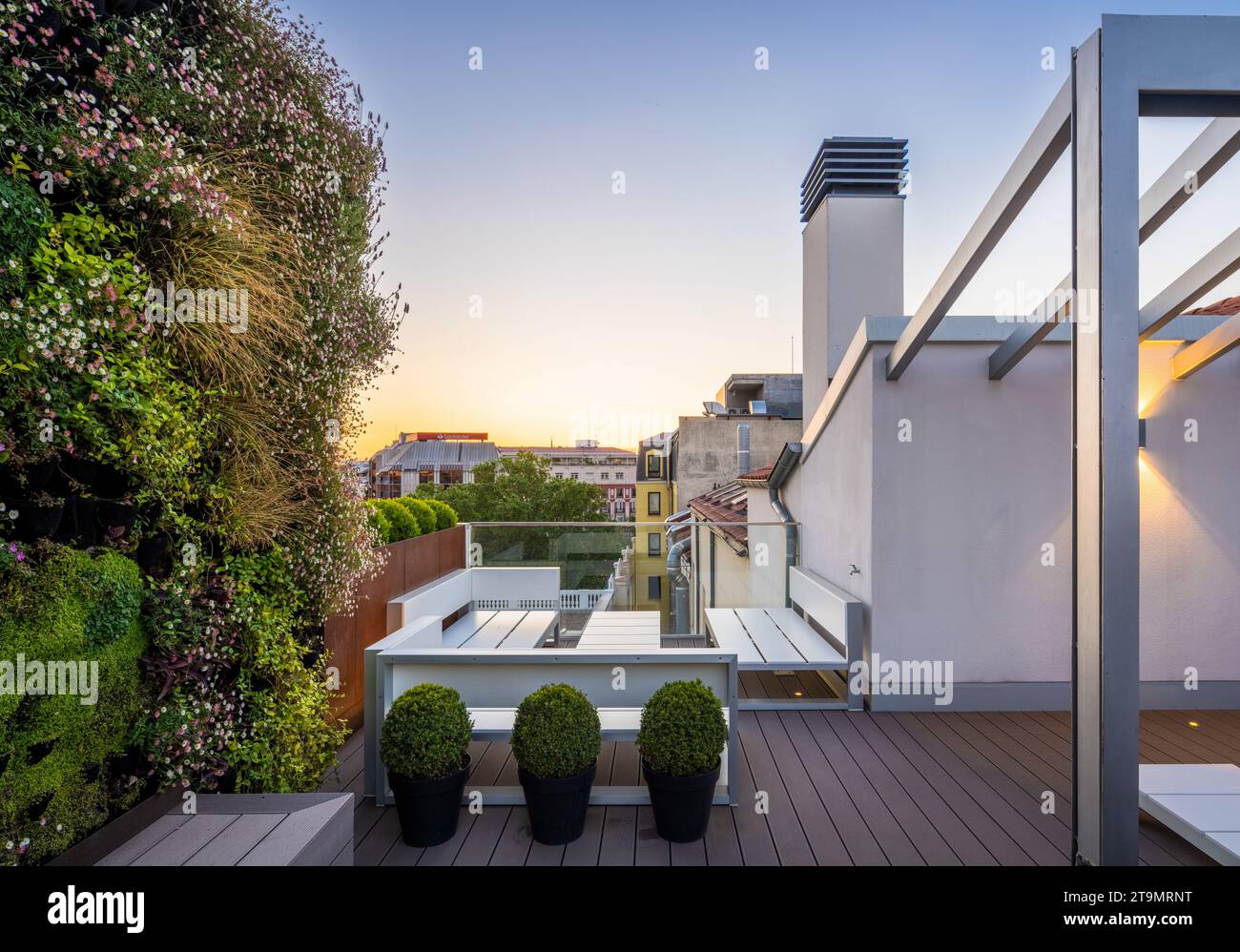 Découvrez le summum de l'élégance et de la sophistication dans ce penthouse de luxe à couper le souffle, situé au cœur de Madrid. Banque D'Images