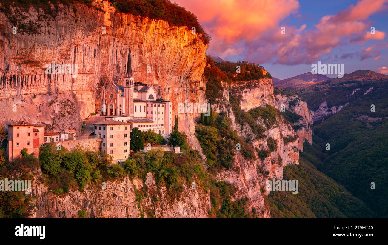 Madonna della Corona, Italie. Image aérienne du sanctuaire unique Madonna della Corona (sanctuaire de la Dame de la Couronne) a été construit dans le rocher, lo Banque D'Images