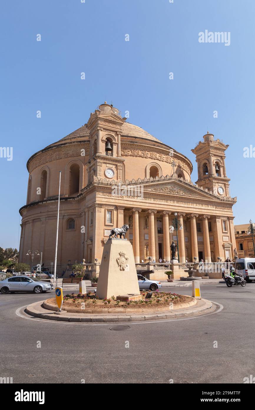 Mosta, Malte - 25 août 2019 : rotonde de Mosta. Extérieur de la Basilique Sanctuaire de l'Assomption de notre-Dame. Photo de rue verticale avec des personnes et Banque D'Images