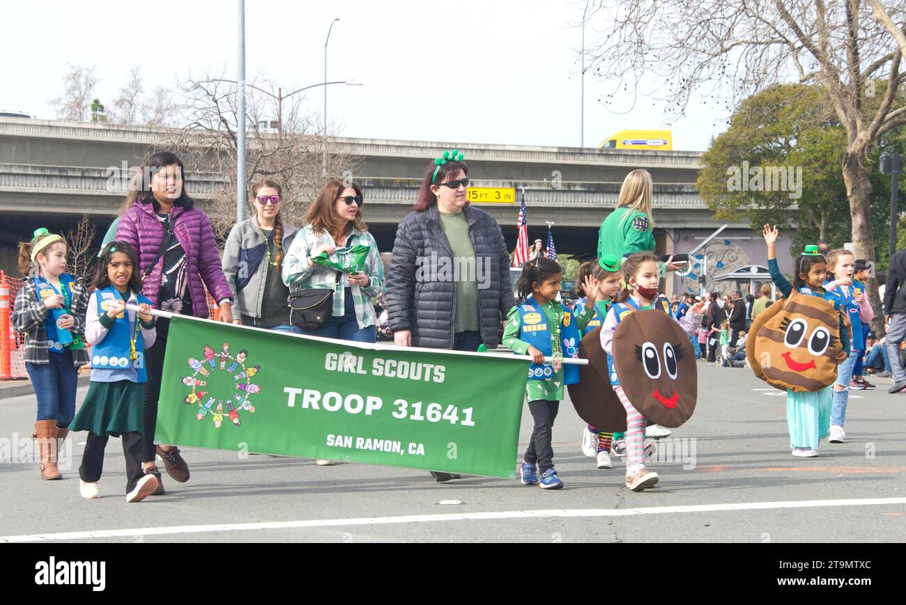 Dublin, CA - 18 mars 2023 : participants à la 39e parade annuelle de la Saint Patrick à Dublin. Daisy Girl Scout Troop 31641 portant des costumes de biscuit Banque D'Images