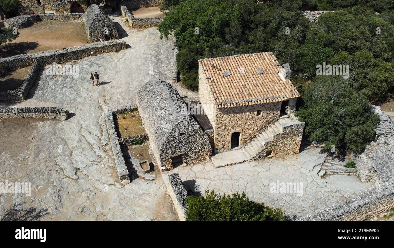 Ancien village des Bories et ses trente cabanes, dont l'exceptionnelle architecture en pierre sèche lui a valu d'être proche de Gordes en France, avec des maisons, objiec Banque D'Images