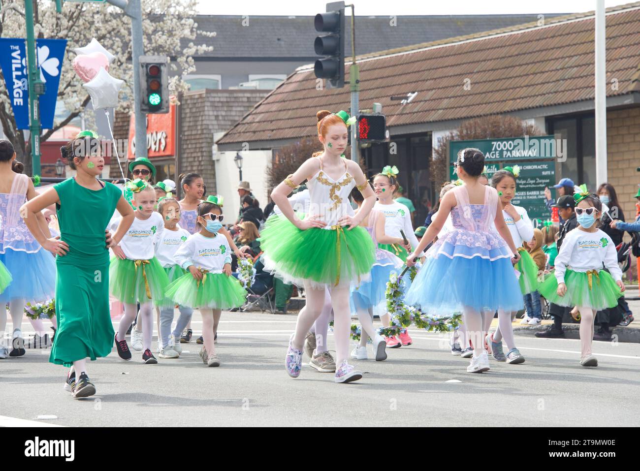 Dublin, CA - 18 mars 2023 : participants à la 39e parade annuelle de la Saint Patrick à Dublin. Radiance School of Ballet étudiants avec bannière. Banque D'Images