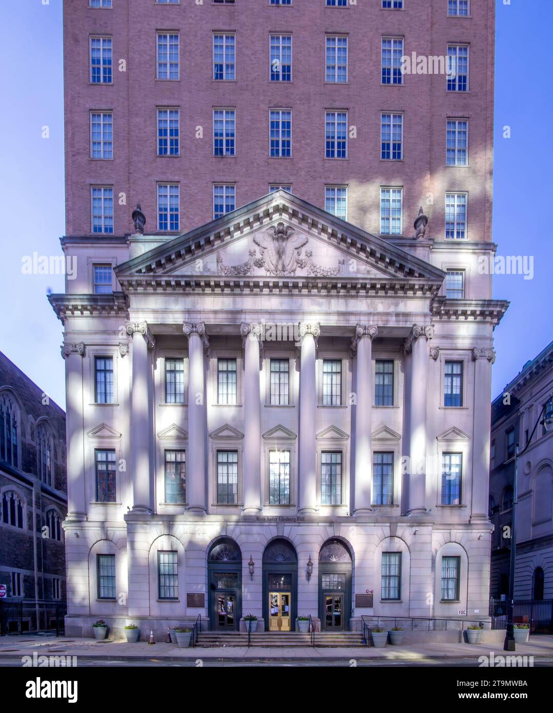 Newark, NJ – États-Unis – 12 novembre 2023 le gratte-ciel néoclassique de 17 étages construit en 1929, est maintenant un établissement résidentiel de l’Université Rutgers, Ruth Bader Ginsbu Banque D'Images
