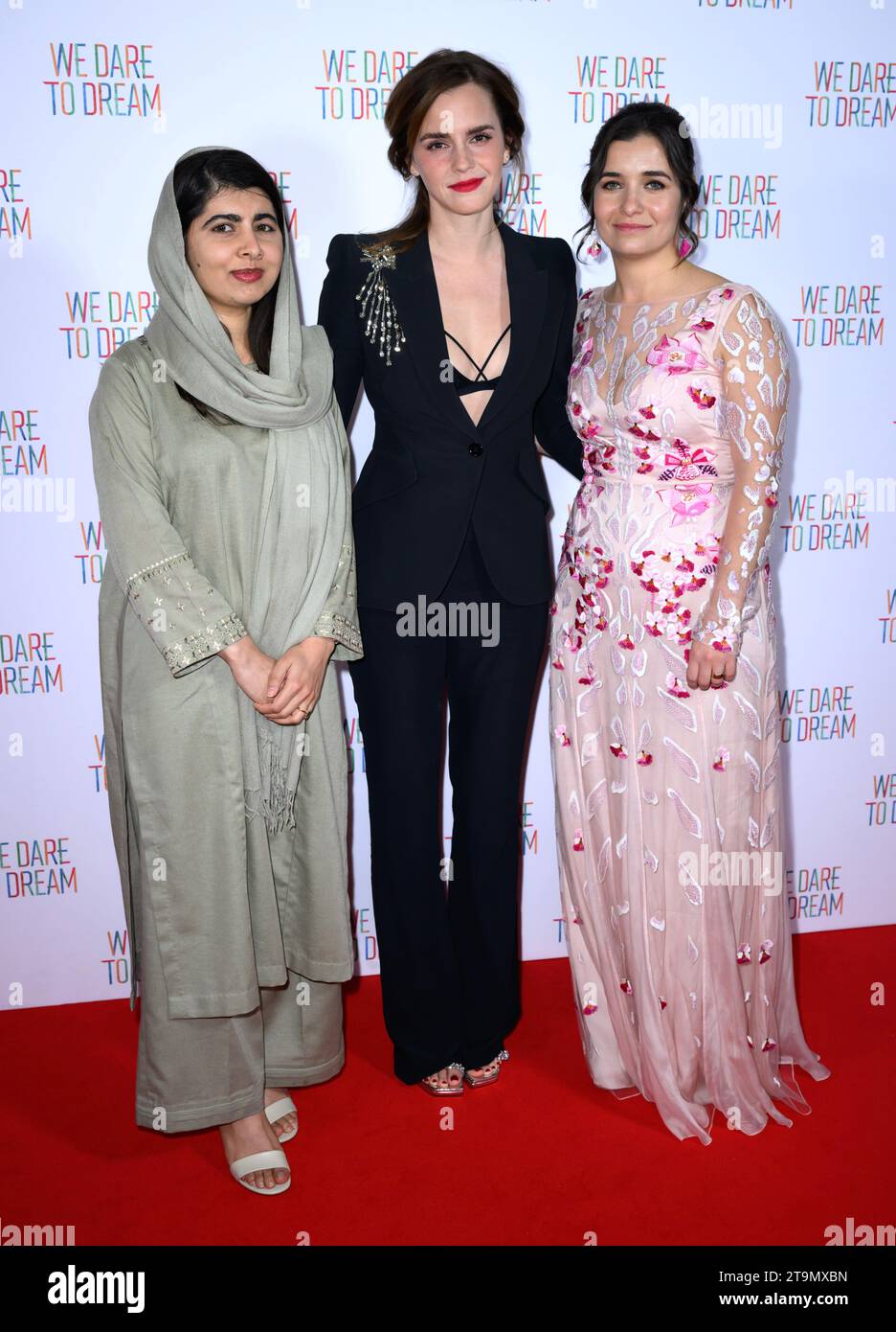 Londres, Royaume-Uni. 26 novembre 2023. Malala Yousafzai, Emma Watson et Waad AlÕKateab arrivent à la première We Dare to Dream, Cineworld, Londres. Crédit : Doug Peters/EMPICS/Alamy Live News Banque D'Images