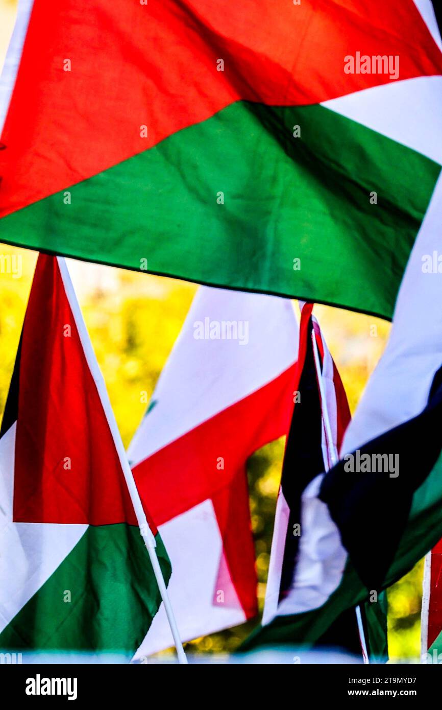 Nice, France. 26 novembre 2023. Le juge administratif avait une fois de plus rejeté la demande d'interdiction de la préfecture des Alpes-Maritimes. "Cessez le feu permanent, arrêtez les bombardements", "Justice pour la Palestine", "nous sommes tous des Palestiniens", a harangué l'un des organisateurs. « Et l’apartheid », a déclaré un manifestant alors qu’une minute de silence était observée. France Nice crédit : MAXPPP/Alamy Live News crédit : MAXPPP/Alamy Live News Banque D'Images