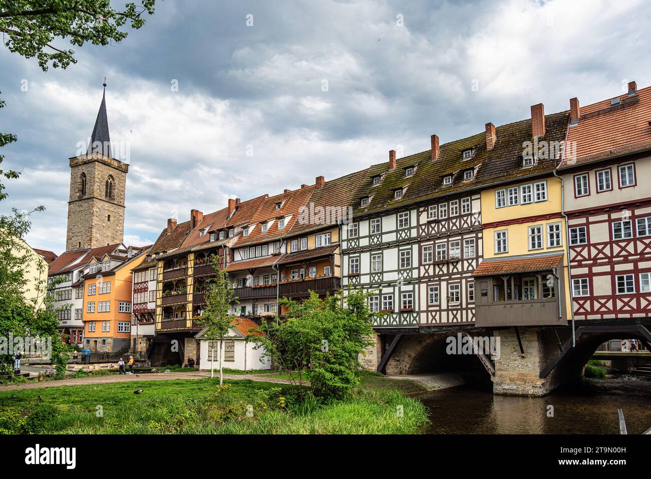 Merchants Bridge, Kraemerbruecke à Erfurt, Allemagne. Il a été construit en 1325. Le seul pont au nord des Alpes qui est entièrement construit avec des maisons Banque D'Images