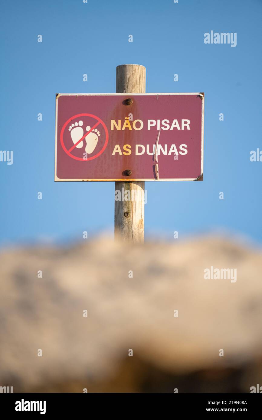 Panneau écrit en portugais interdisant de marcher sur les dunes. Banque D'Images