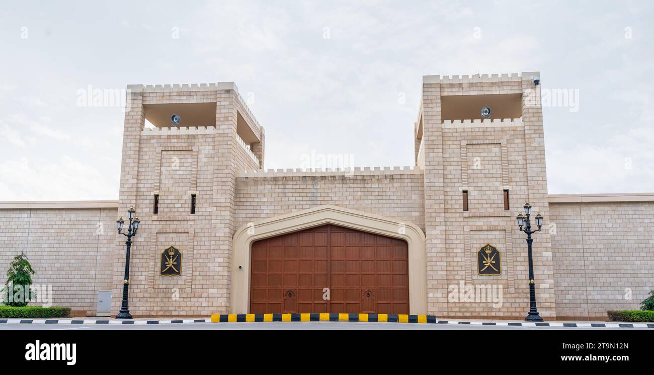 Salalah, Sultanat d'Oman - 12 novembre 2023 : porte du palais Al-Husn du sultan Qaboos bin Said à Salalah, province du Dhofar, Oman. Banque D'Images
