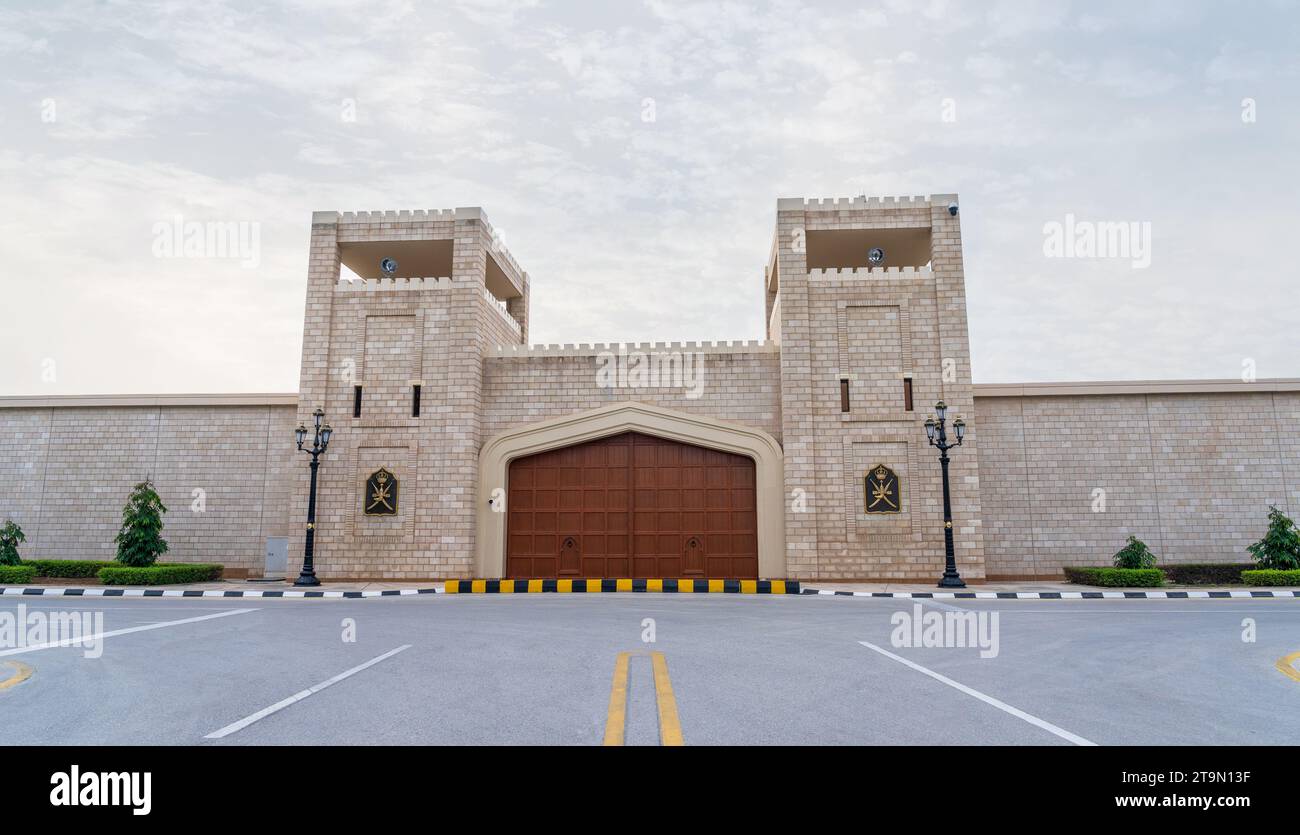 Salalah, Sultanat d'Oman - 12 novembre 2023 : porte du palais Al-Husn du sultan Qaboos bin Said à Salalah, province du Dhofar, Oman. Banque D'Images