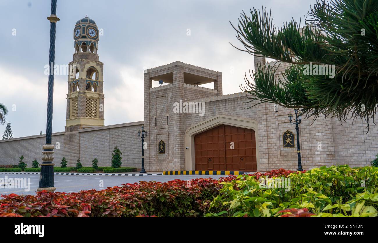 Salalah, Sultanat d'Oman - 12 novembre 2023 : porte du palais Al-Husn du sultan Qaboos bin Said à Salalah, province du Dhofar, Oman. Banque D'Images