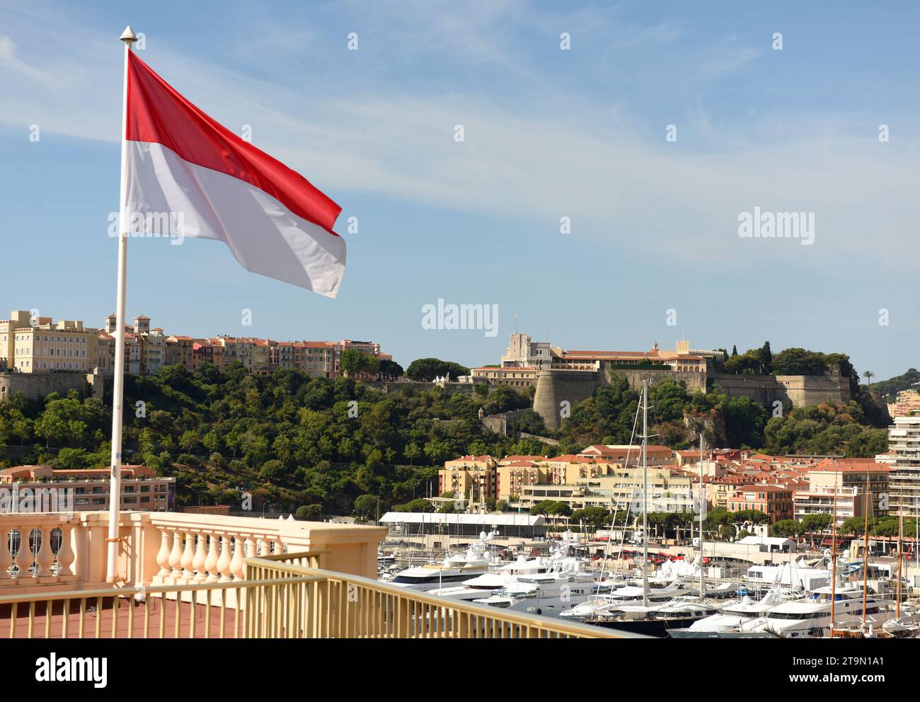 Brandissant le drapeau de Monaco au centr de Monaco. Banque D'Images