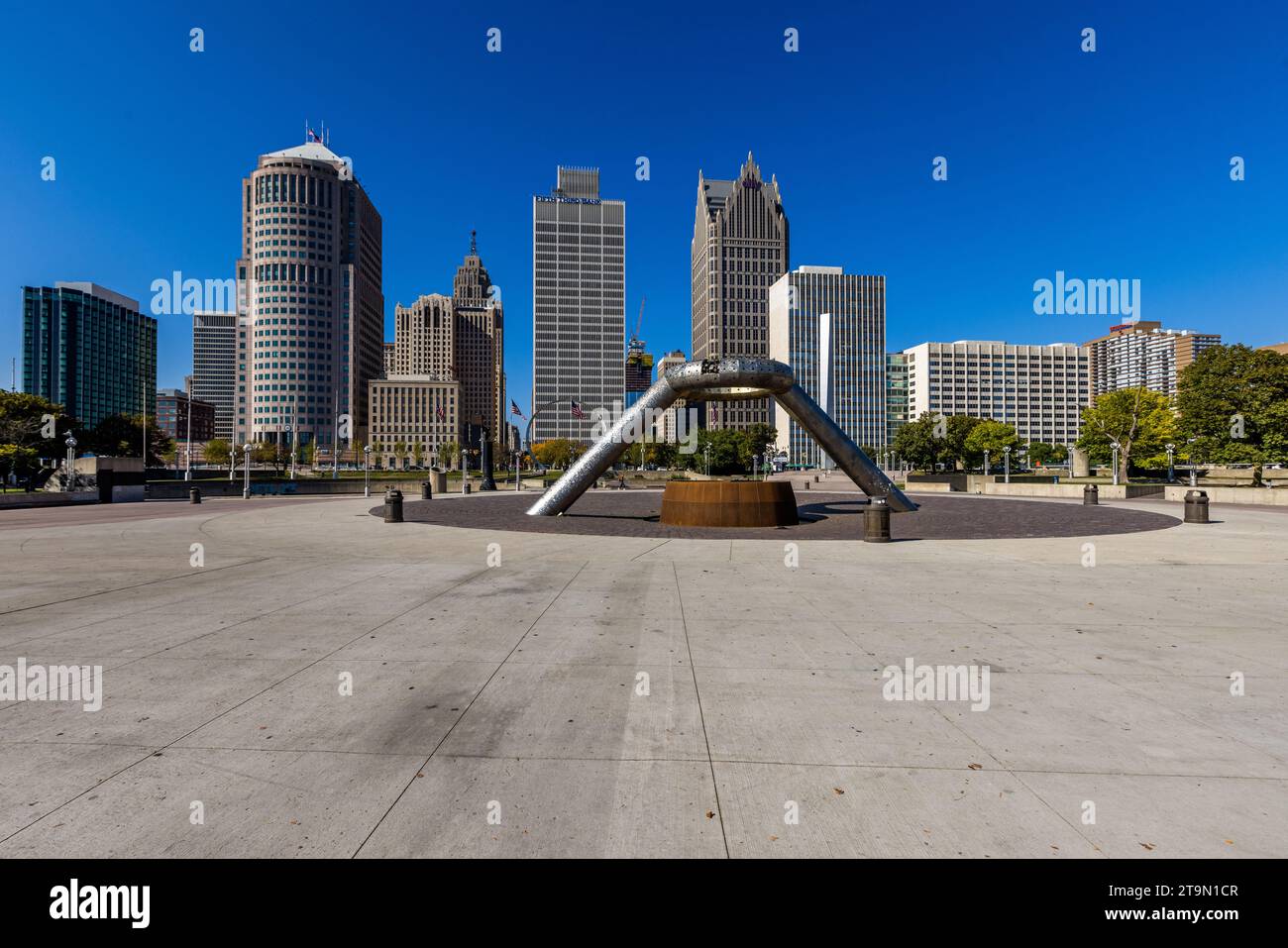 HART Plaza avec Skyline du centre-ville de Detroit sur la rivière Detroit. L'officier et aventurier français Antoine Laumet de la Mothe serait arrivé à peu près à cet endroit en 1701. Il fonda la colonie de fort Pontchartrain du Détroit. HART Plaza avec la fontaine Horace E. Dodge et le Renaissance Center à Detroit, aux États-Unis Banque D'Images