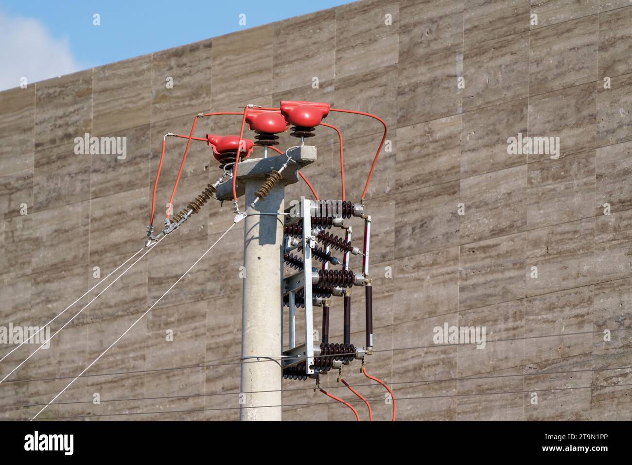 Connexions de câble et d'isolant sur pôle électrique. Banque D'Images