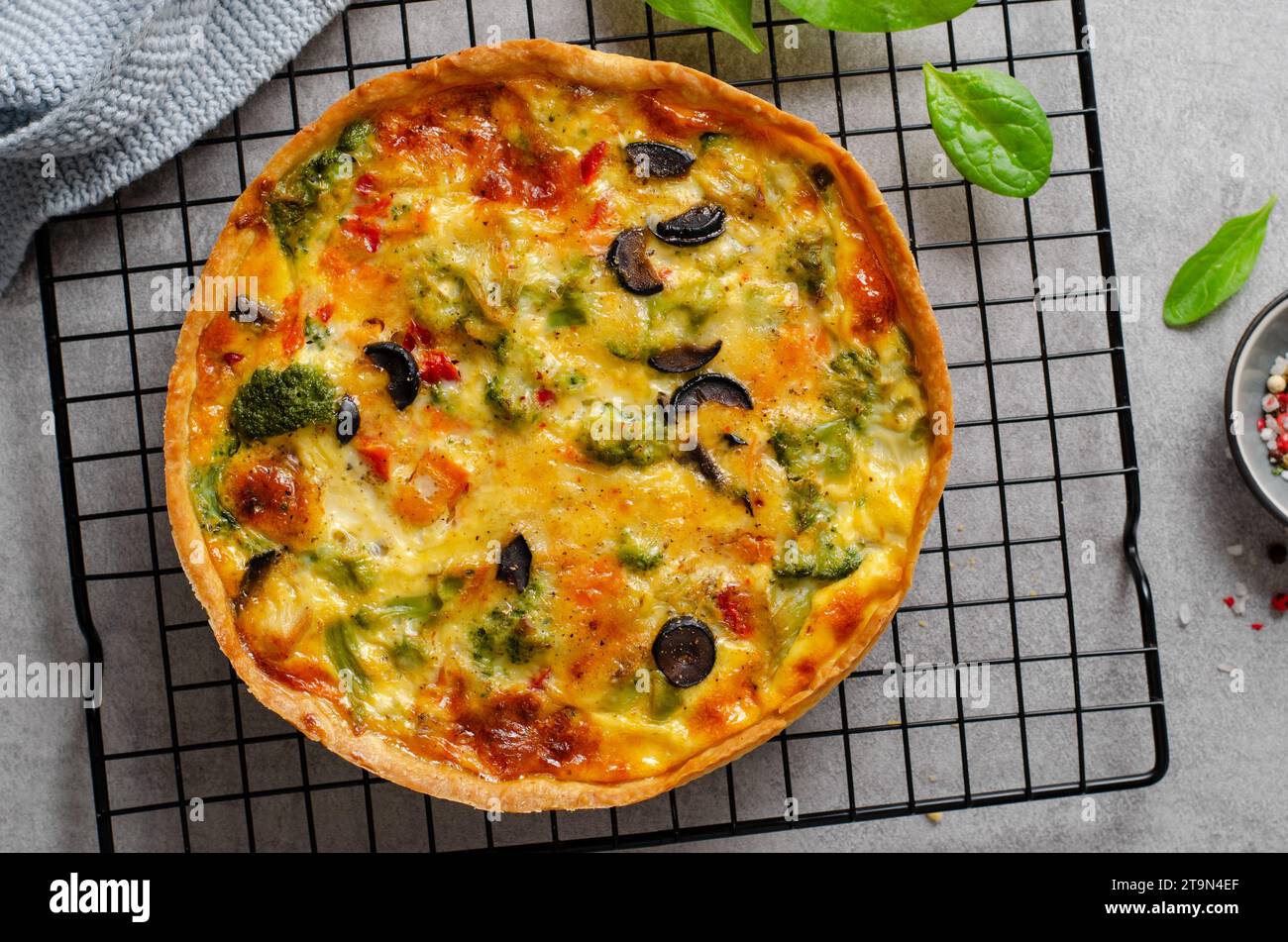 Quiche aux légumes, tarte ouverte maison, tarte savoureuse sur fond lumineux Banque D'Images