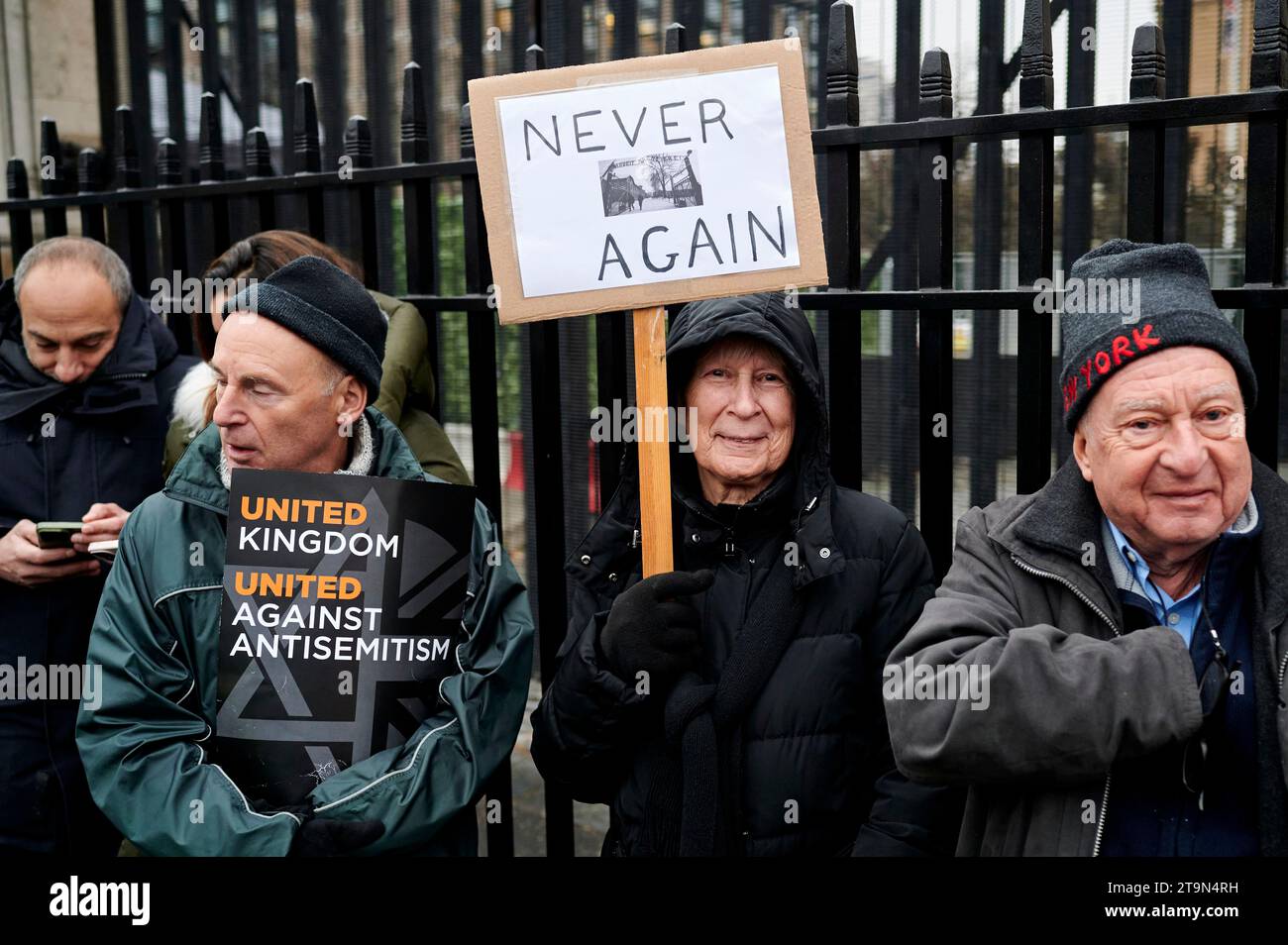 Londres, Royaume-Uni, 26 novembre 2023, manifestants avec des pancartes sur la place du Parlement lors de la marche contre l'antisémitisme dans le centre de Londres. Crédit : Antony Medley/Alamy Live News Banque D'Images