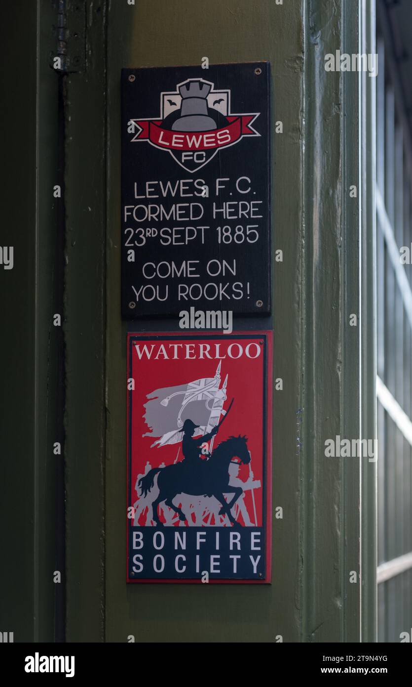 Panneaux sur la porte de la maison publique Royal Oak à Lewes, East Sussex, l'un pour la Waterloo Bonfire Society et l'autre pour la formation du Lewes FC Banque D'Images