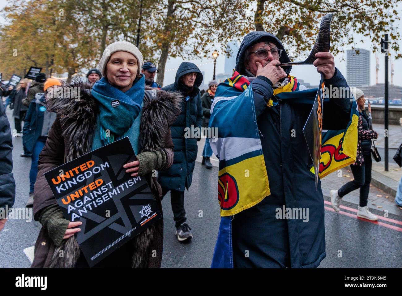 Marche contre l'antisémitisme, Londres, Royaume-Uni. 26 novembre 2023. Un homme souffle sur le Shofar alors que plus de 105 000 personnes se tenaient côte à côte avec des Juifs britanniques alors qu'ils marchaient de la Cour royale de justice à la place du Parlement. La marche, organisée par l’organisation caritative Campaign Against Antisemitism, est la plus grande manifestation contre l’antisémitisme depuis la bataille de Cable Street en 1936. Photo par Amanda Rose/Alamy Live News Banque D'Images