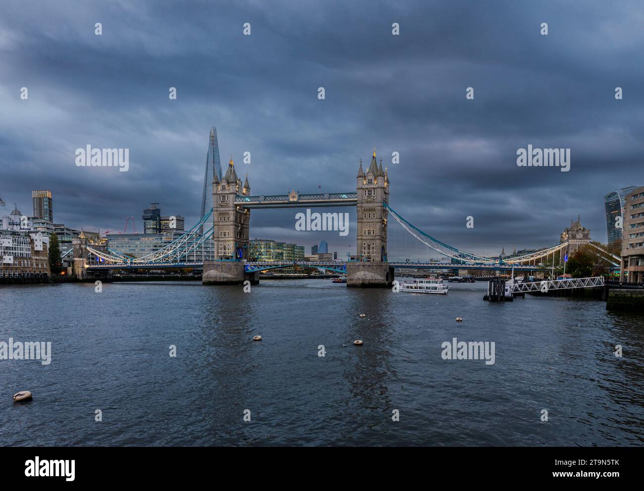 Fin d'après-midi en novembre Tower Bridge, chef-d'œuvre victorien traversant la Tamise, Londres, Angleterre, Royaume-Uni Banque D'Images