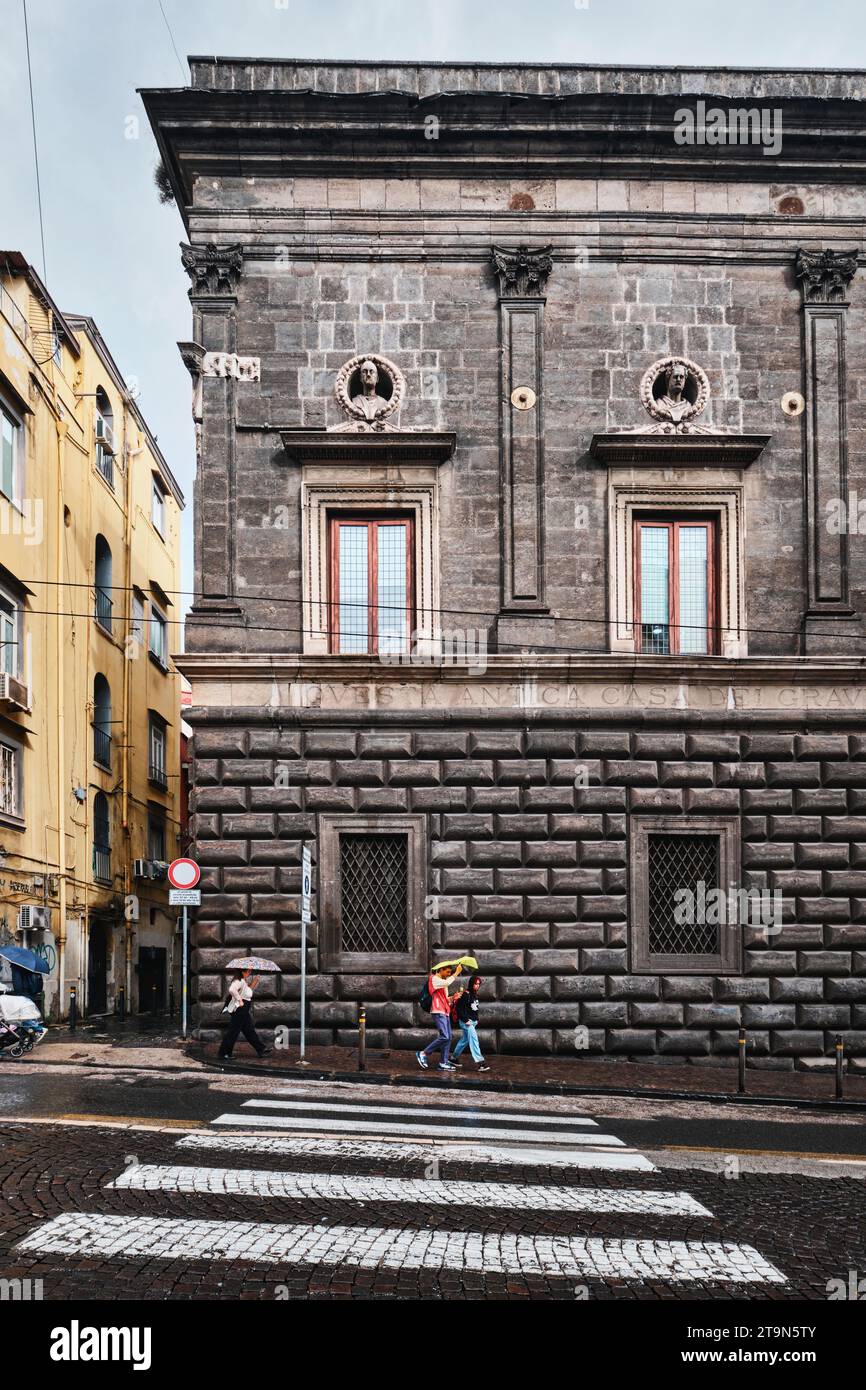 Naples, Italie - novembre 8 2023 : Palais Orsini di Gravina du 16e siècle dans la via Monteoliveto, siège de la Faculté d'Architecture Federico II Banque D'Images