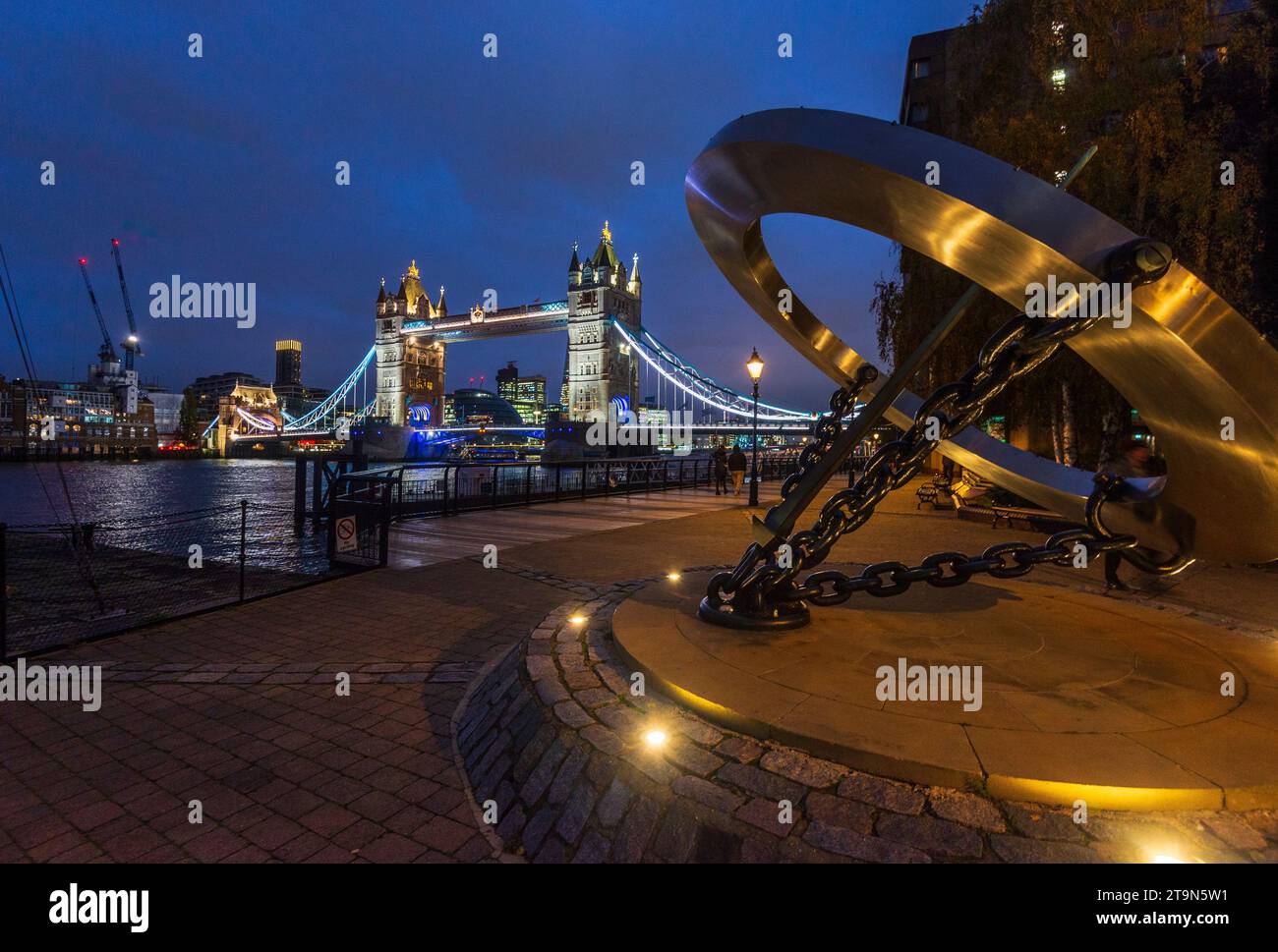 Tower Bridge enjambant la Tamise alors que la nuit arrive un soir de novembre, Londres, Angleterre, Royaume-Uni Banque D'Images