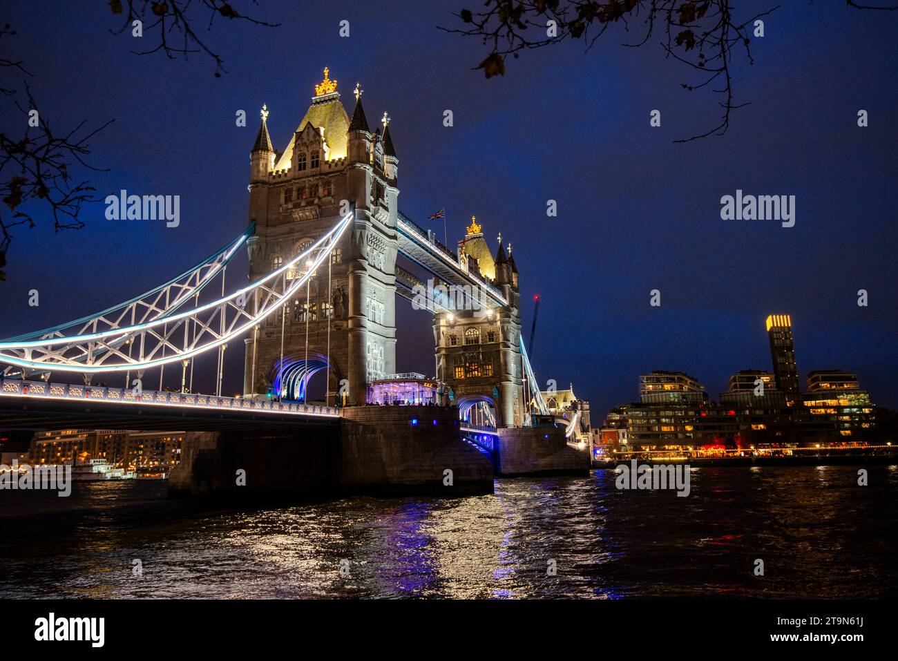 Tower Bridge enjambant la Tamise alors que la nuit arrive un soir de novembre, Londres, Angleterre, Royaume-Uni Banque D'Images
