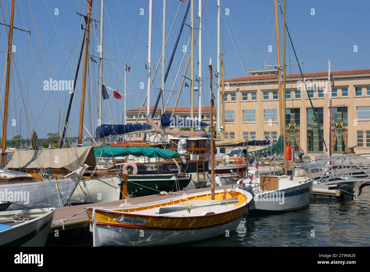 Bateaux traditionnels méditerranéens devant la préfecture maritime de Toulon Var Provence Banque D'Images