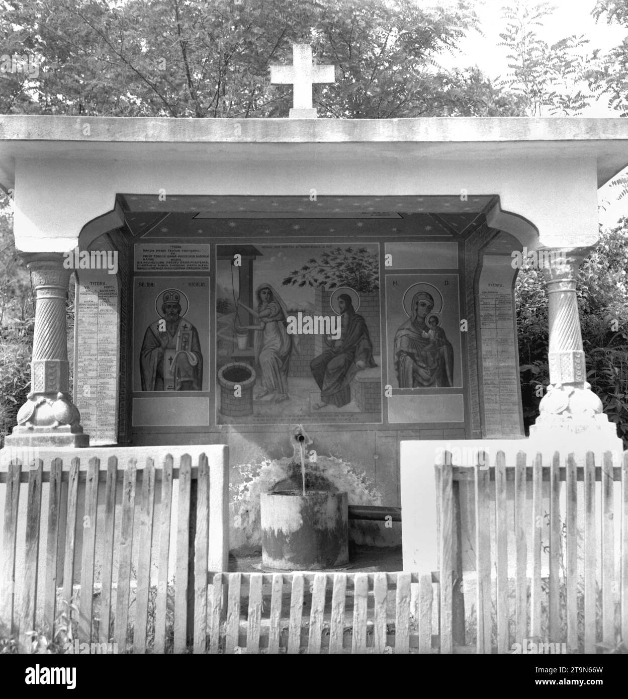 Roumanie, env. 1977. Fresques près d'une source d'eau dans un monastère, représentant St. Nicholas, la Samaritaine au puits, et Madonna avec l'enfant Jésus. Banque D'Images