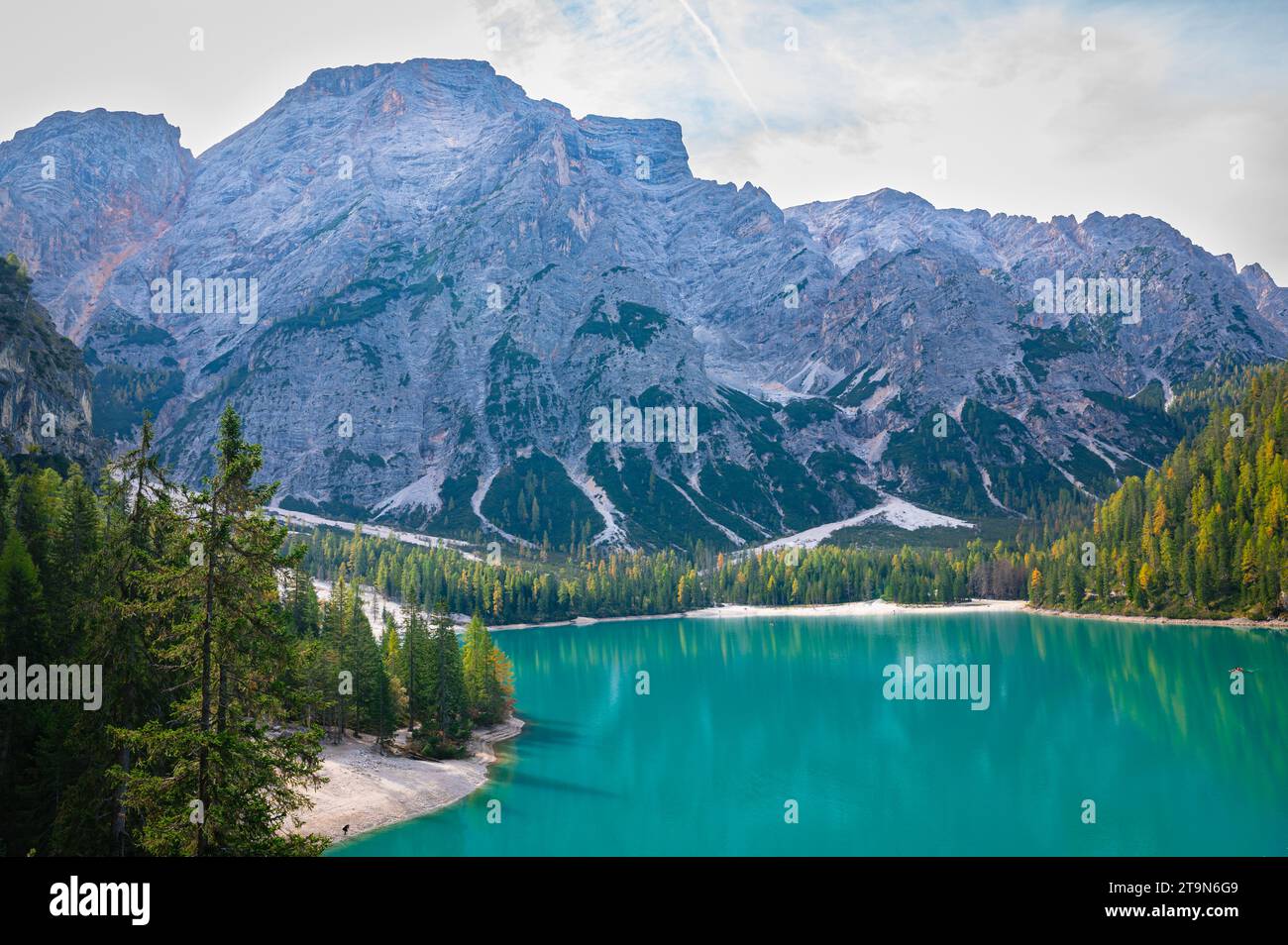 Lac alpin bleu dans les Dolomites Banque D'Images
