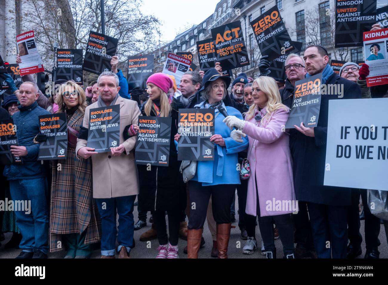 Whitehall, Londres, Royaume-Uni, 26 novembre 2023 Marche de solidarité contre l'antisémitisme. Le grand rabbin Efriam Mervis, et les célébrités Tracey Oberman, Vanessa Feltz, Rachel Riley, Maureen Lipman et d'autres mènent une marche de 105,000 personnes sur la place du Parlement contre l'antisémitisme. Le rassemblement pacifique a été le plus grand jamais eu lieu au Royaume-Uni contre l'antisémitisme, où des personnes de différentes parties du Royaume-Uni et de religions différentes se sont réunies pour soutenir le peuple juif du Royaume-Uni. Crédit : Rena Pearl/Alamy Live News Banque D'Images