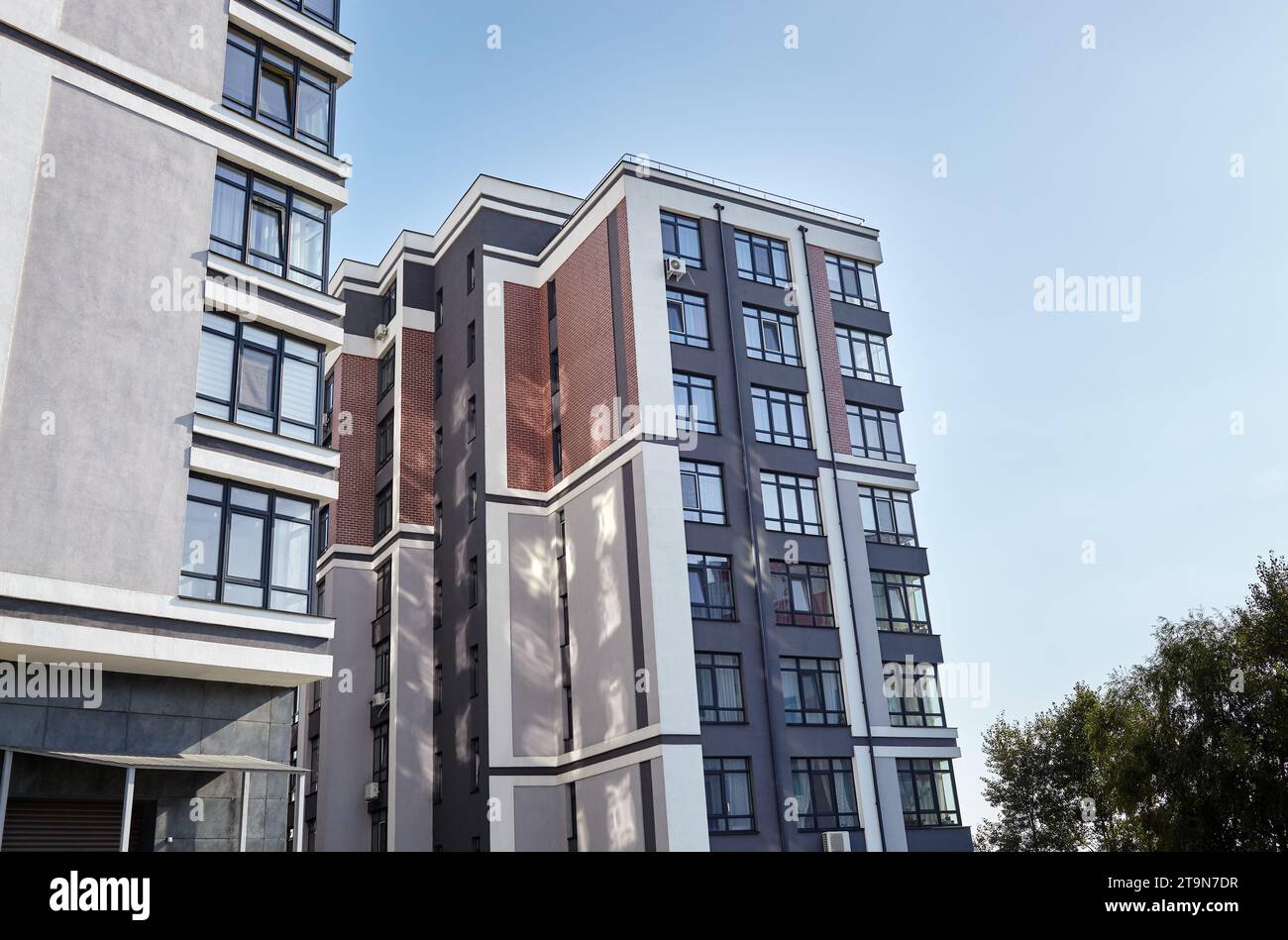 Les immeubles résidentiels européens modernes quartier lors d'une journée ensoleillée avec un ciel bleu. Architecture abstraite, fragment de géométrie urbaine moderne Banque D'Images