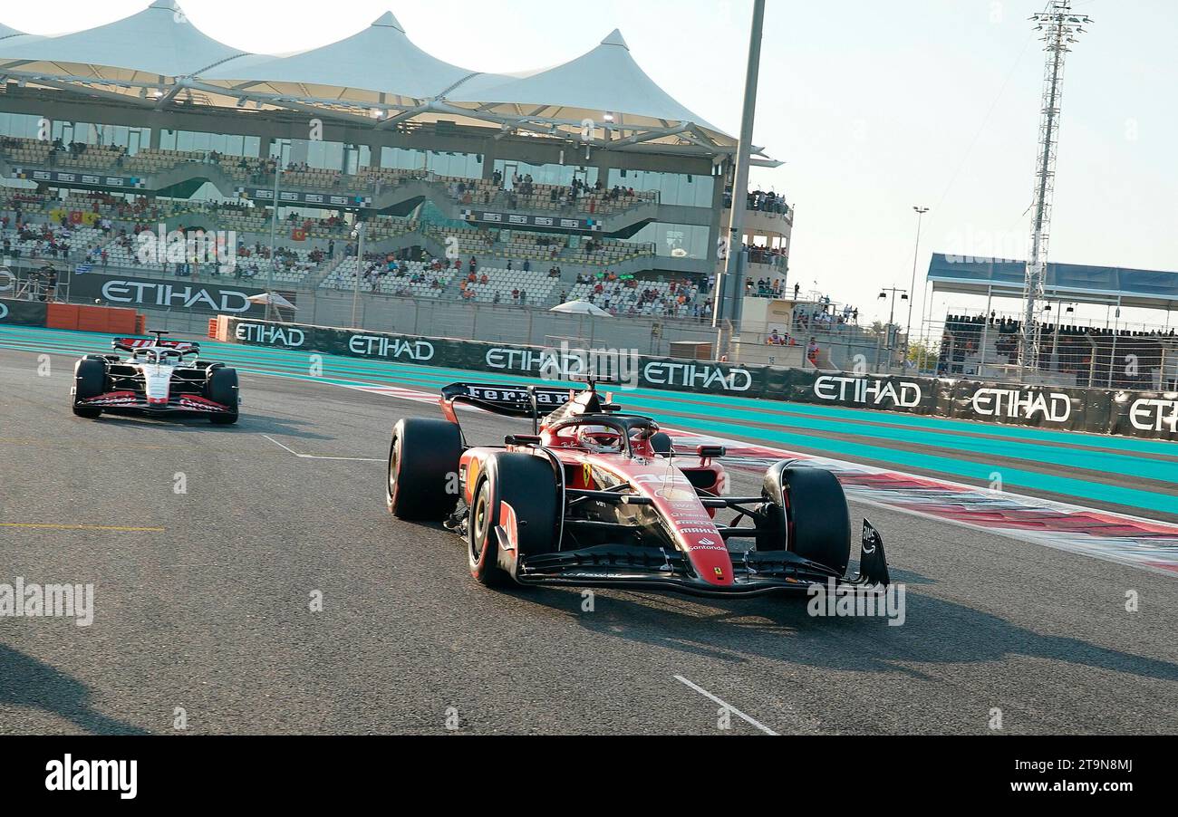 Abu Dhabi. 26 novembre 2023, Yas Marina circuit, Abu Dhabi, Formule 1 Etihad Airways Abu Dhabi Grand Prix 2023, dans la photo Charles Leclerc (MCO), Scuderia Ferrari, Kevin Magnussen (DNK), MoneyGram Haas F1 Team Credit : dpa Picture alliance/Alamy Live News Banque D'Images