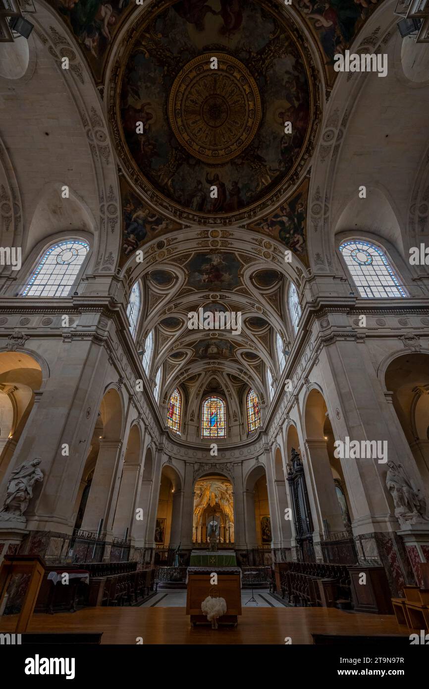 Paris, France - 12 21 2023 : vue panoramique à l'intérieur de l'église Saint-Roch Banque D'Images