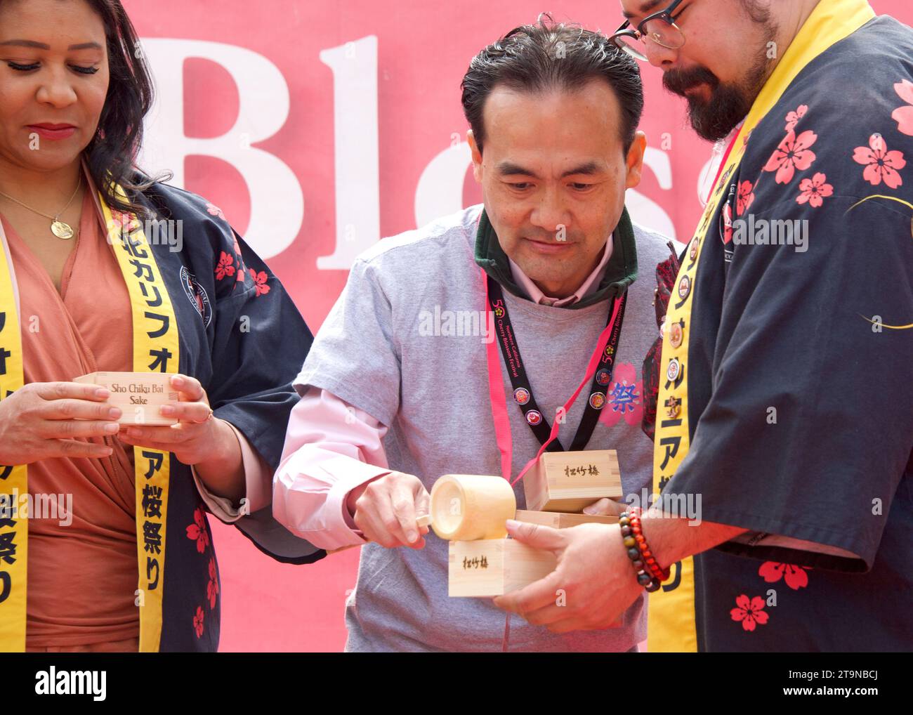 San Francisco, CA - 8 avril 2023 : cérémonie d'ouverture du festival annuel Cherry Blossom, versant DU SAKÉ. L'un des 10 meilleurs festivals de fleurs de cerisier i Banque D'Images
