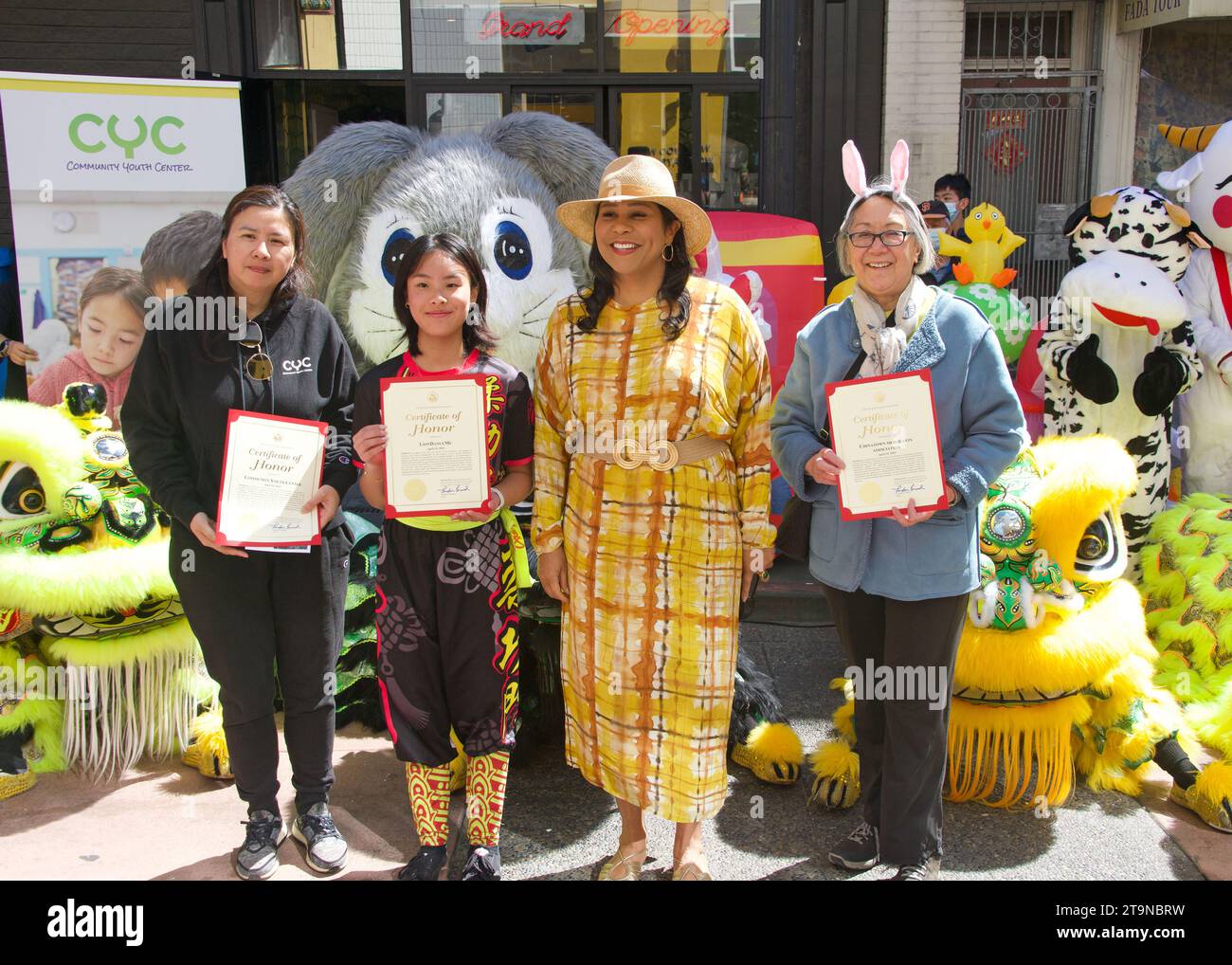 San Francisco, CA - 15 avril 2023 : le maire de Londres se reproduit au festival du printemps CYC à Waverly place dans Chinatown. Célébration de l'année du lapin. Banque D'Images