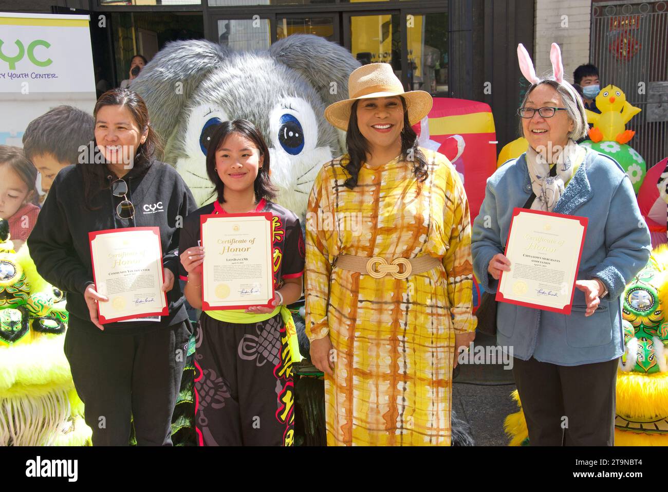 San Francisco, CA - 15 avril 2023 : le maire de Londres se reproduit au festival du printemps CYC à Waverly place dans Chinatown. Célébration de l'année du lapin. Banque D'Images