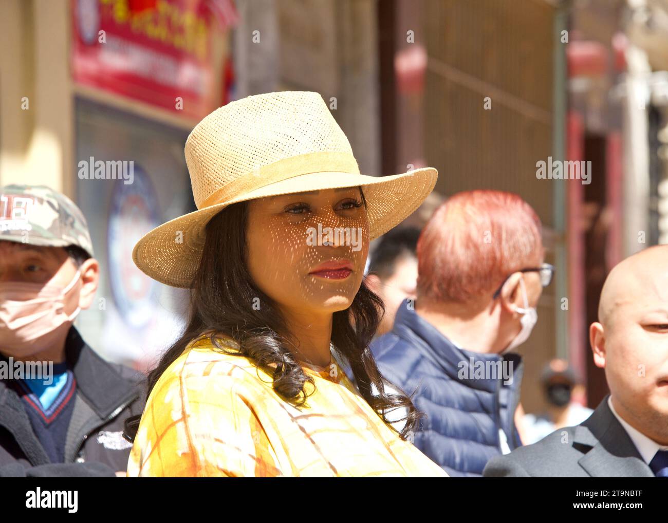 San Francisco, CA - 15 avril 2023 : le maire de Londres se reproduit au festival du printemps CYC à Waverly place dans Chinatown. Célébration de l'année du lapin. Banque D'Images