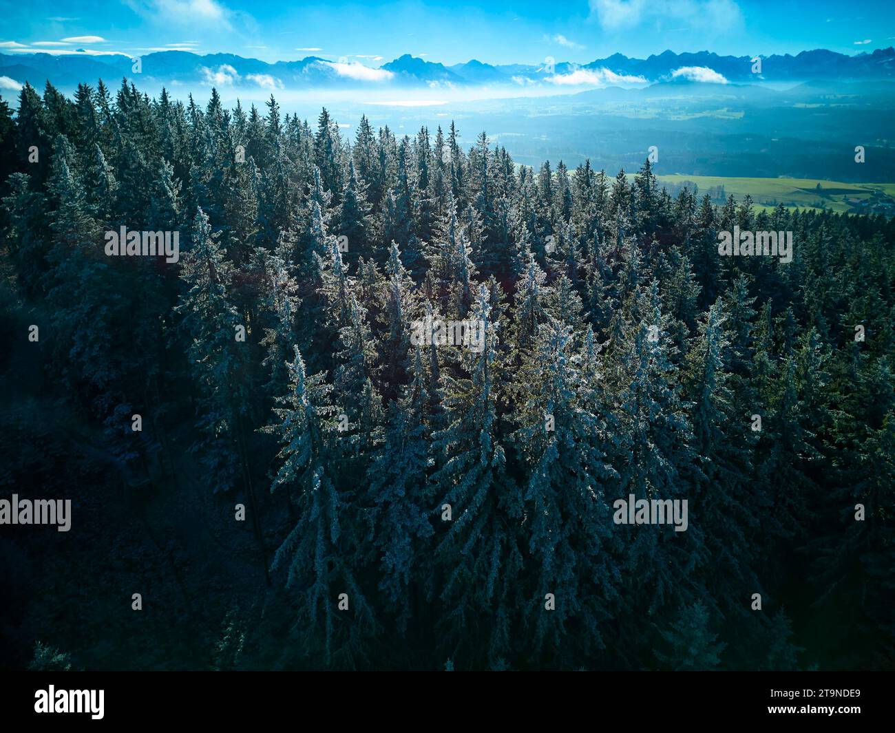 Photo aérienne montagne Auerberg avec l'église St.Georg et le paysage environnant, avec les Alpes le 23 novembre 2023 à Stoetten am Auerberg, Bavière, Allemagne. Crédit : Imago/Alamy Live News Banque D'Images