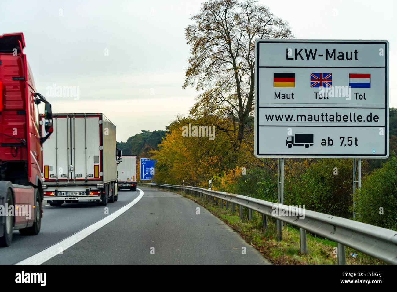 Panneau pour le péage routier, sur l'autoroute A40, juste après la frontière germano-néerlandaise près de Niederdorf, NRW, Allemagne, Banque D'Images