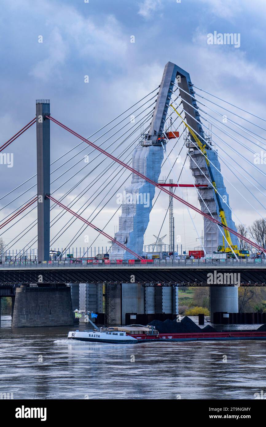 Nouvelle construction du pont de l'autoroute A1 sur le Rhin près de Leverkusen, après l'achèvement du nouveau pont, l'ancien devant sera démoli Banque D'Images
