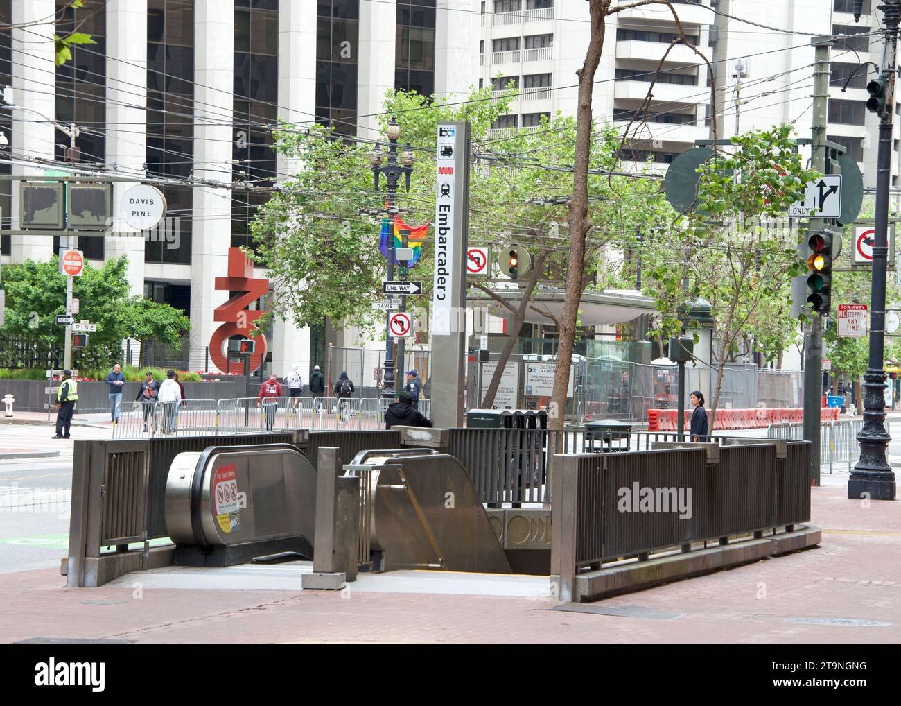 San Francisco, CA - 10 juin 2023 : entrée de la station Embarcadero BART. Les trains Bay Area Rapid Transit transportent les navetteurs vers leurs destinations à San Franc Banque D'Images