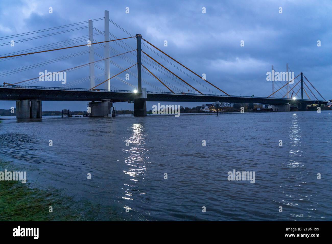 Nouvelle construction du pont autoroutier Neuenkamp de l'A40, sur le Rhin près de Duisbourg, a achevé la première partie du double pont, l'ancien pont Banque D'Images