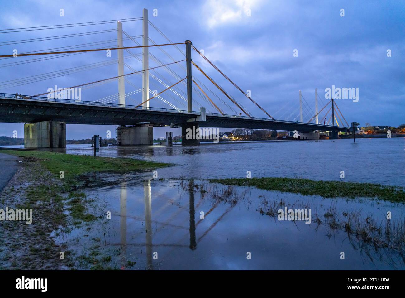 Nouvelle construction du pont autoroutier Neuenkamp de l'A40, sur le Rhin près de Duisbourg, a achevé la première partie du double pont, l'ancien pont Banque D'Images