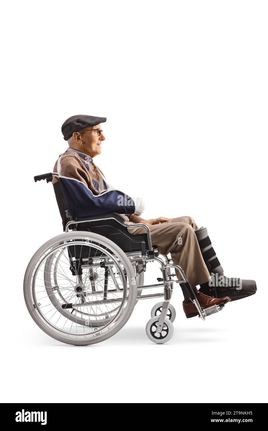 Homme âgé blessé dans un fauteuil roulant isolé sur fond blanc Banque D'Images