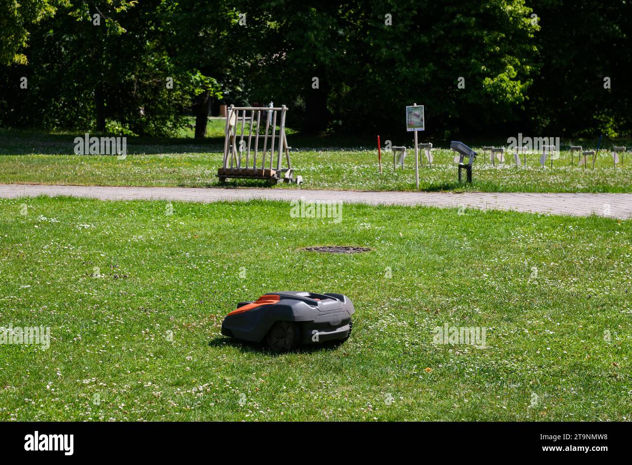 TUKUMS, LETTONIE. 17 juillet 2023. Photo avec mise au point sélective. Robot tondeuse Husqvarna. Banque D'Images