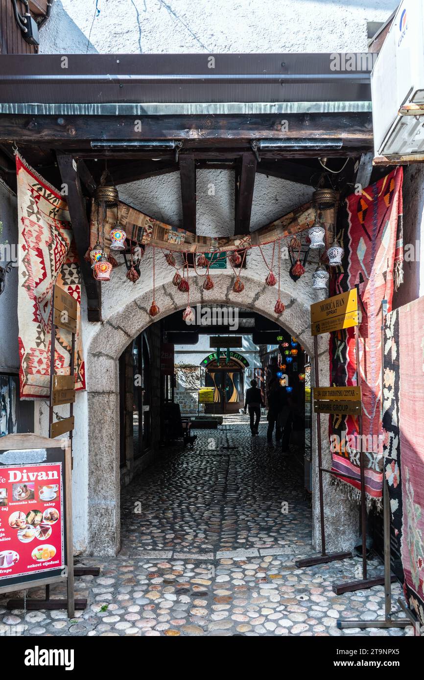 L'entrée du bâtiment Morica Han à l'ancien bazar et le centre historique et culturel de Sarajevo appelé Bascarsija Banque D'Images